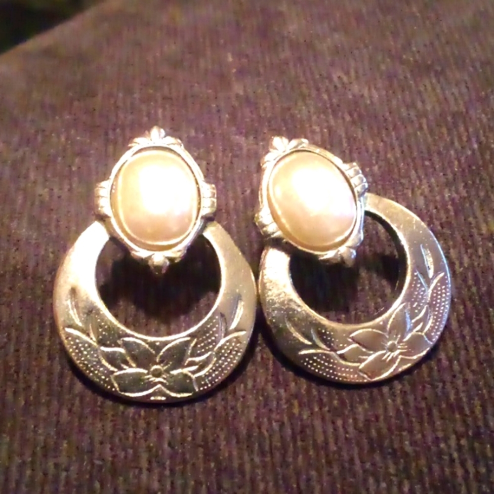 Elegant silver earrings with pearl trimmed in silver